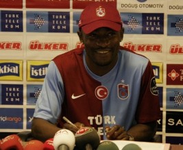 trabzonspor zokora ile sozlesme imzaladi futbolistan e1307451649707