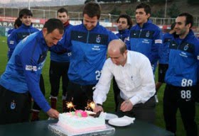 trabzonsporda umut ve giraya dogum gunu kutlamasi