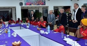 unal-aysal-dan-futbolculara-ben-burada-aslanlar-goruyorum-koyunlara-pabuc-birakmayin-futbolistan