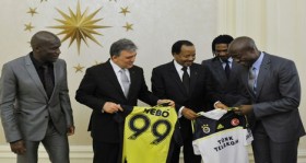 GUL, KAMERUN CUMHURBASKANI BIYA ONURUNA YEMEK VERDI