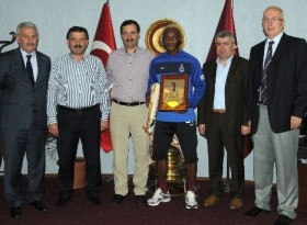 yattaraya tesekkur plaketi futbolistan e1305906013298