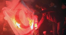 zenit taraftari kibris bayragi yakti futbolistan