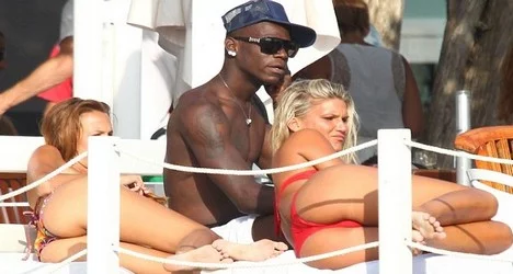 Mario Balotelli, İbiza Adası'nda kızlarla tatilin keyfini çıkartıyor 1 Mario Balotelli İbiza'da Tatilin Keyfini Çıkartıyor