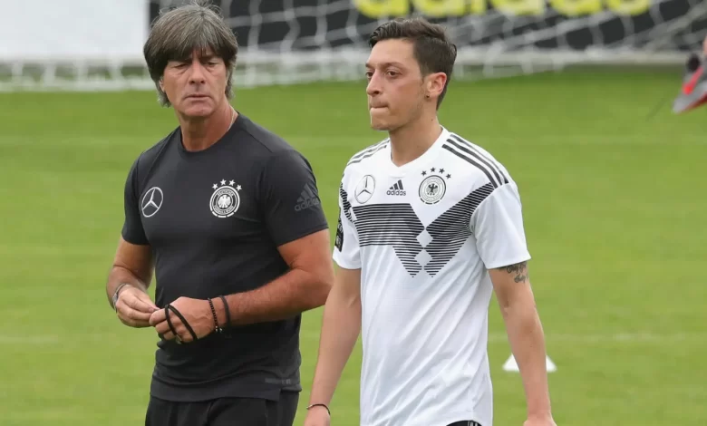 Joachim Löw; Milli marşı söyleme zorunluluğu yok 1 Alman Futbol Milli Takımı Teknik Direktörü Joachim Löw, oyuncularına Alman Milli Marşı'nı söyleme zorunluluğu getirmeyeceğini söyledi.