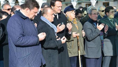 Hasan Arat'ın acı günü 13 Beşiktaş eski yöneticisi Hasan Arat'ın ağabeyi Mehmet Hıfzı Arat hayatını kaybetti.