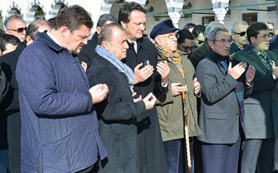 Hasan Arat'ın acı günü 1 Beşiktaş eski yöneticisi Hasan Arat'ın ağabeyi Mehmet Hıfzı Arat hayatını kaybetti.