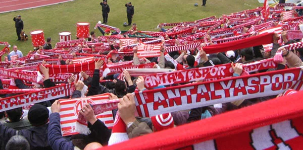 Antalyaspor Taraftarlarından Stat Girişleri Aramalarına Büyük Protesto 1 Antalyaspor Taraftarları