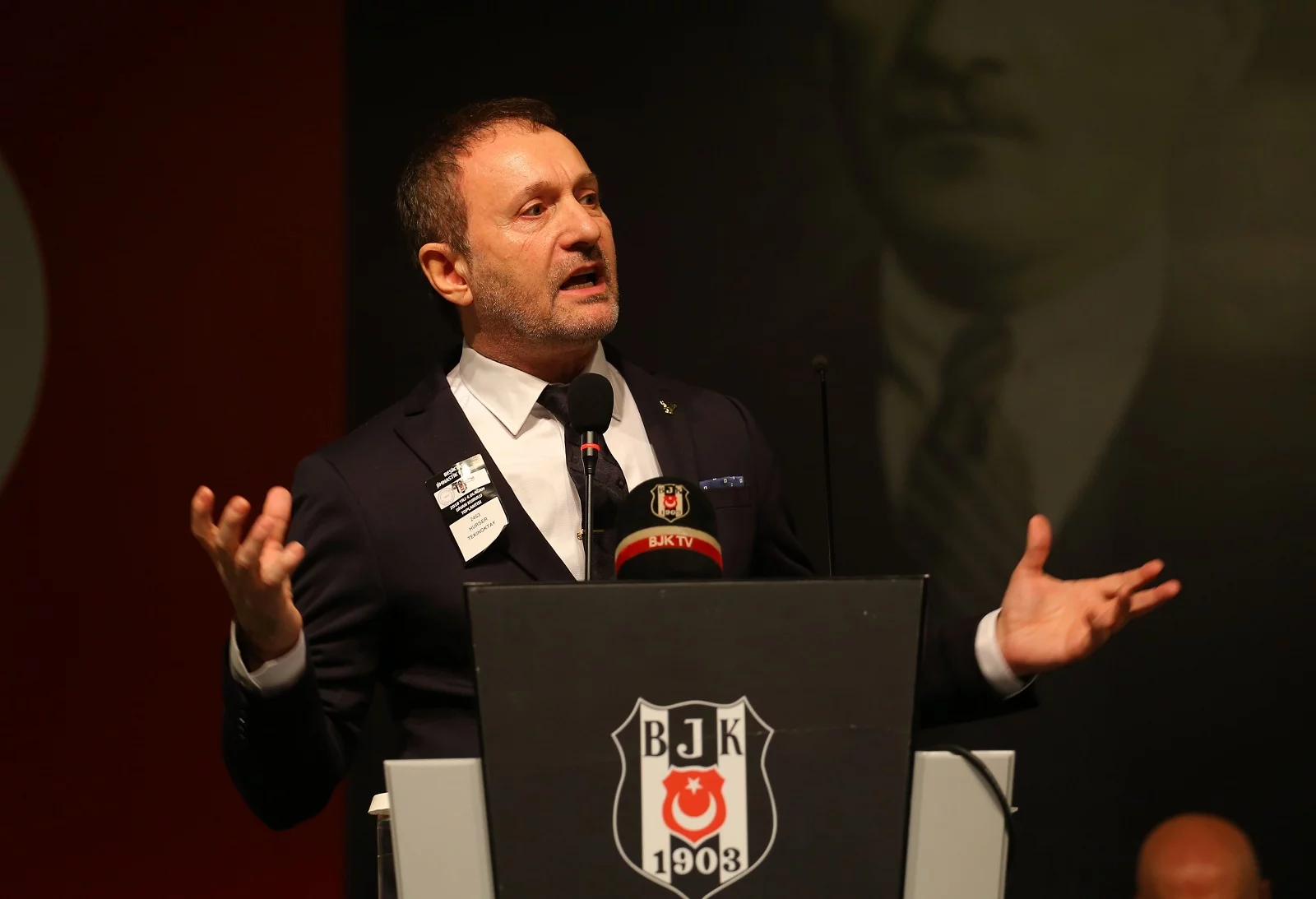 Hürser Tekinoktay: Dürüstlük Beşiktaş’ı yönetmek için ilk prensip olmalı. 8 Beşiktaş başkan adaylarından Hürser Tekinoktay: Dürüstlük Beşiktaş’ı yönetmek için ilk prensip olmalı.