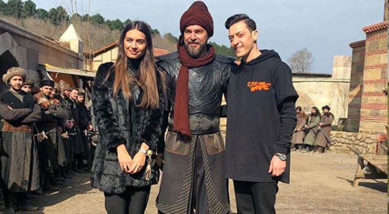 Mesut Özil'in Diriliş Ertuğrul gezisi İngilizlerin dikkatini çekti!