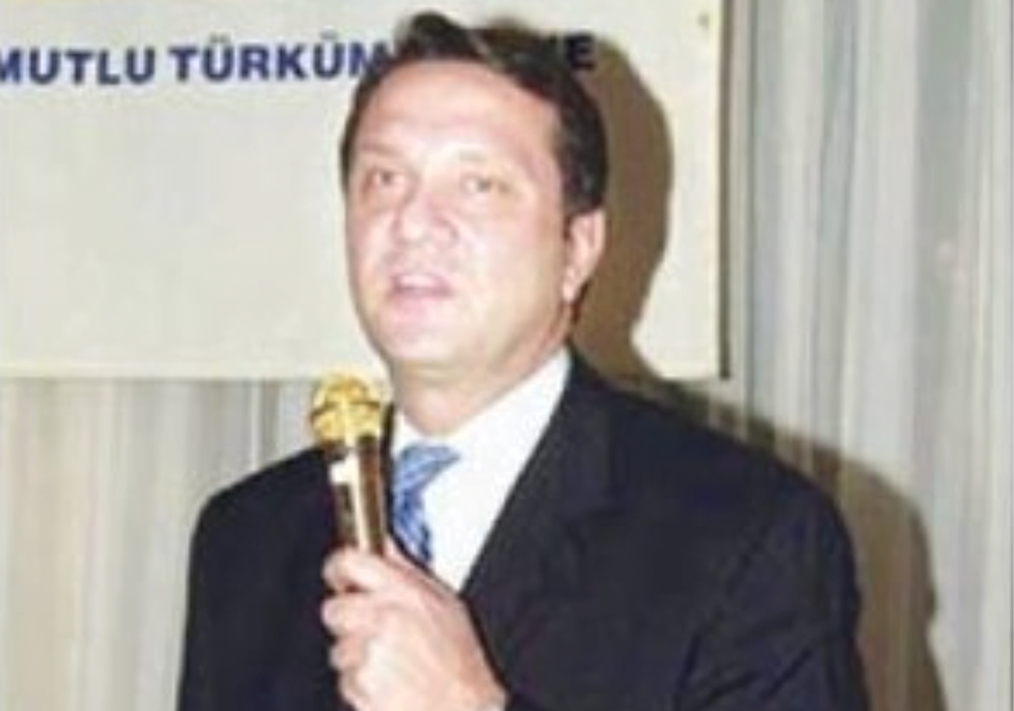 Hasan Arat 27 Eylül 1959 Adana doğmuştur. İstanbul Üniversitesi İşletme Fakültesi mezunu olan Hasan Arat, Arat Tekstil A.Ş Yönetim Kurulu Başkanıdır. Arat evli ve iki çocuk babasıdır.