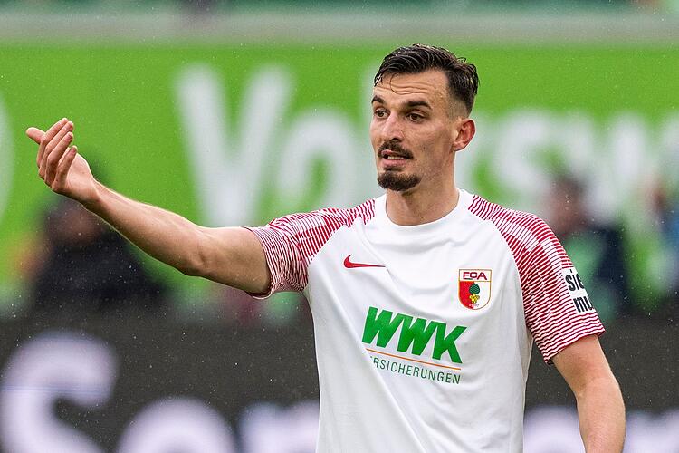 Bundesliga ekibi Hoffenheim, eski Fenerbahçe futbolcusu Mergim Berisha'yı kadrosuna kattığını açıkladı. Hoffenheim, bu transfer için Augsburg'a 15 milyon euro ödeneceğini duyurdu.