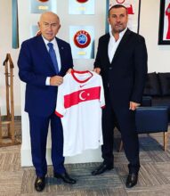 Tuzlaspor A.Ş Onursal Başkanı Fevzi İlhanlı Türkiye Futbol Federasyonu Başkanı Nihat Özdemir'e nezaket ziyaretinde bulundu. Görüşmenin konusu "futbol" olurken Özdemir, başkan Fevzi İlhanlı'ya milli takım forması armağan etti