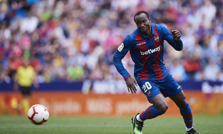 28 yaşındaki futbolcu Raphael Dwamena hayatını kaybetti 1 Arnavutluk’ta oynanan bir maçta forma giyen Ganalı futbolcu Raphael Dwamena hayatını kaybetti.