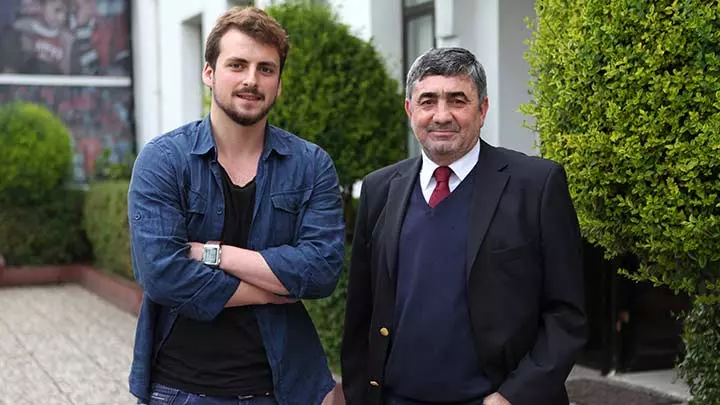 Müfit Erkasap: Fatih Terim’le 40 yıldır abi kardeşiz 1 Müfit Erkasap Hoca’nın hikâyesini, ‘imparator’ Fatih Terim ile dostluklarını ve yaşadıklarını Burhan Can Terzi röportajıyla sizlere aktarıyoruz.