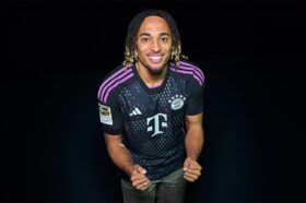 Galatasaray Kulübü, Fransız futbolcu Sacha Boey'u rekor bedelle Almanya'nın dünyaca ünlü kulübü Bayern Münih'e gönderdi.