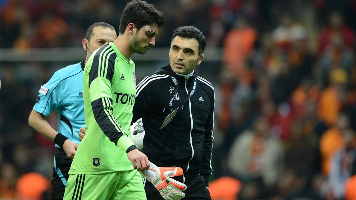  Galatasaray karşılaşmasında başına aldığı darbe sonucu karşılaşmanın son 11 dakikasında kendini bilmez bir şekilde oyunu tamamlayan Cenk Gönen'i oyunda tutan Beşiktaş Kulübü doktoru Ertuğrul Karanlık'a büyük tepki var.