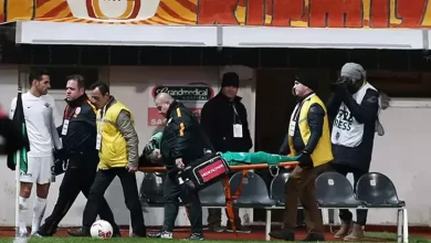 Galatasaray karşılaşmasında başına aldığı darbe sonucu karşılaşmanın son 11 dakikasında kendini bilmez bir şekilde oyunu tamamlayan Cenk Gönen'i oyunda tutan Beşiktaş Kulübü doktoru Ertuğrul Karanlık'a büyük tepki var.