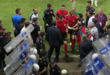 Elazığspor-Vanspor maçı yarıda kaldı 20 Elazığspor ile Vanspor arasında oynanan Türkiye 2. Lig Play-Off 3. tur rövanşı yardımcı hakemin yaralanmasının ardından tatil edildi
