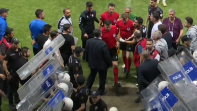 Elazığspor-Vanspor maçı yarıda kaldı 5 Elazığspor ile Vanspor arasında oynanan Türkiye 2. Lig Play-Off 3. tur rövanşı yardımcı hakemin yaralanmasının ardından tatil edildi