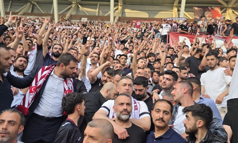 Elazığspor-Vanspor kararı açıklandı 1 Türkiye 2. Lig Play-Off 3. tur rövanşında yarıda kalan karşılaşmada Elazığspor, Vanspor karşısında hükmen yenik sayıldı