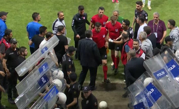 Elazığspor-Vanspor maçı yarıda kaldı 1 Elazığspor ile Vanspor arasında oynanan Türkiye 2. Lig Play-Off 3. tur rövanşı yardımcı hakemin yaralanmasının ardından tatil edildi