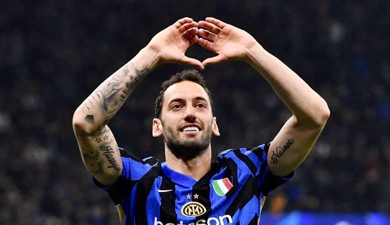 Hakan Çalhanoğlu bu yüzden mi gelecek? 1 Gazeteci Celal Eren Çelik, Hakan Çalhanoğlu'nun İtalya'da yasa dışı faaliyetlere Ultras taraftar aracılığıyla bulaştığını ve bu yüzden Türkiye'yi istediğini öne sürdü