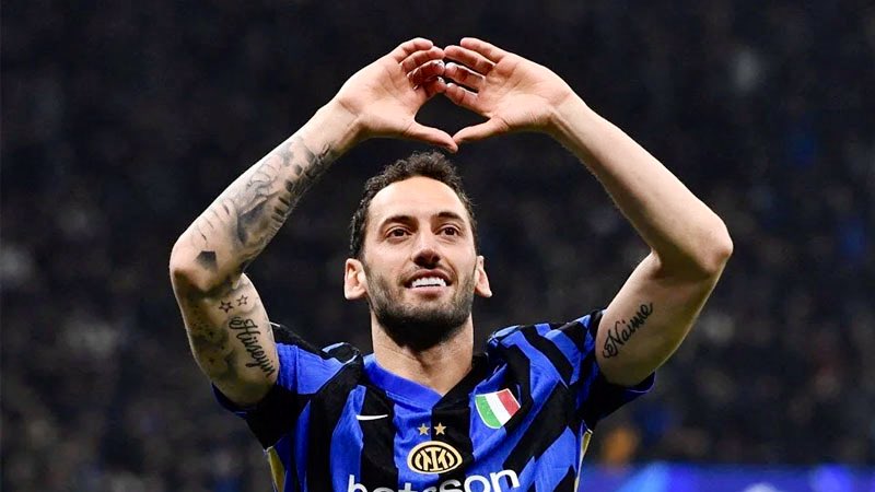 Gazeteci Celal Eren Çelik, Hakan Çalhanoğlu'nun İtalya'da yasa dışı faaliyetlere Ultras taraftar aracılığıyla bulaştığını ve bu yüzden Türkiye'yi istediğini öne sürdü