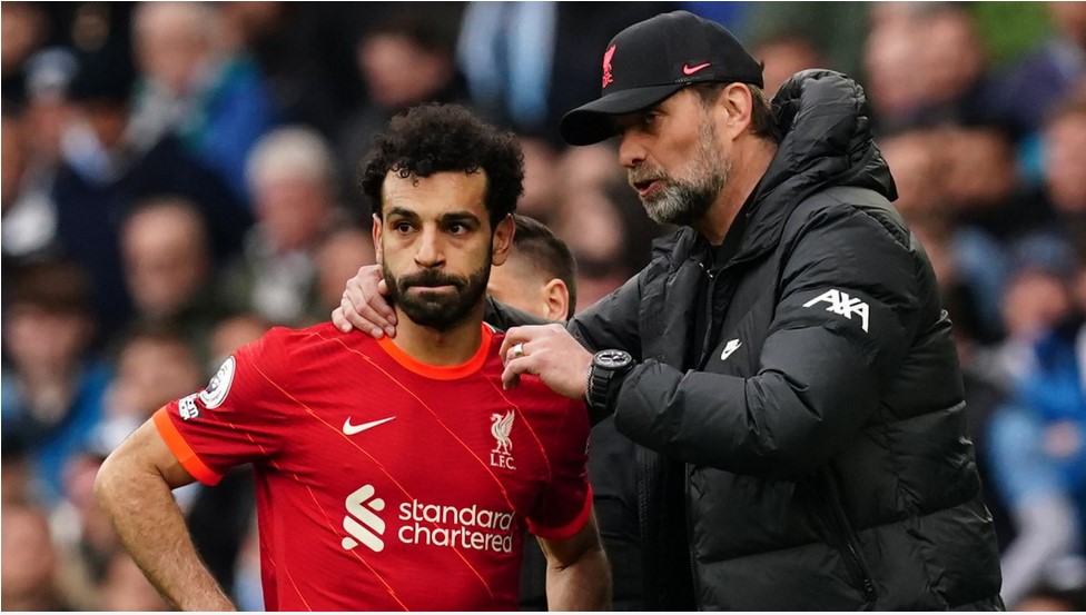 Jurgen Klopp maç içinde Mohamed Salah'a taktik verirken. 