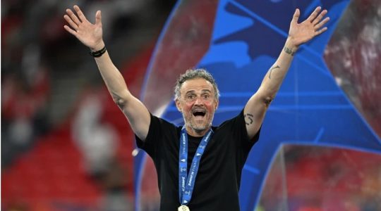 Luis Enrique ikinci şampiyonlar ligi zaferini kutlarken