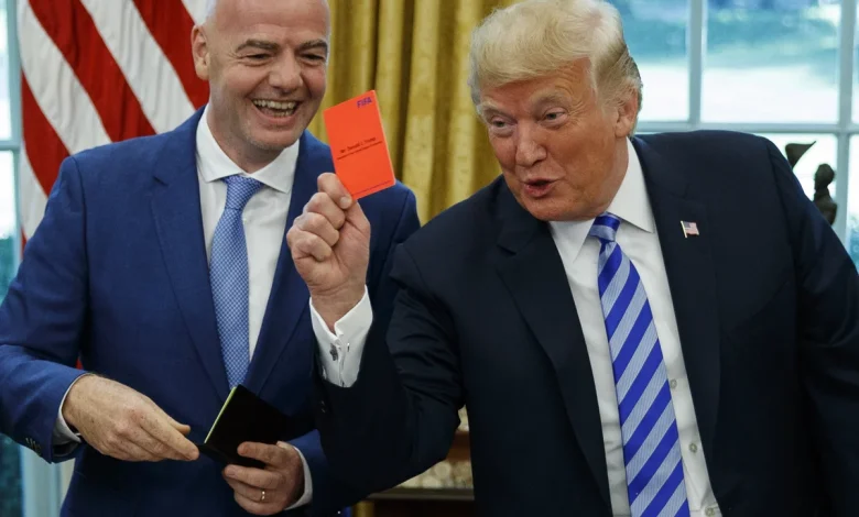 Tepkilerin odağındaki ikili, Trump ve Infantino bir arada