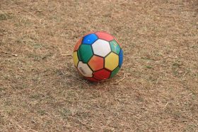 Çim sahada duran bir futbol topu