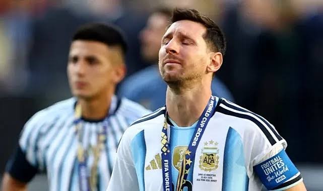 Lionel Messi'nin son Dünya Kupası hüzünle bitti! Gözyaşları içinde veda etti 2 İspanya'ya finalde mağlup olan Arjantin'de Lionel Messi, kariyerinin son Dünya Kupası maçının ardından gözyaşlarına hakim olamadı. Tüm dünyada Messi ile birlikte duygulandı