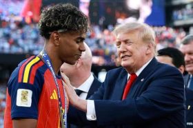 Lamine Yamal'ın Dünya Kupası madalya töreninde Donald Trump'ın elini sıkmayı reddettiği iddiası sosyal medyada gündem oldu.Tüm dünya bu görüntüleri konuşuyor.