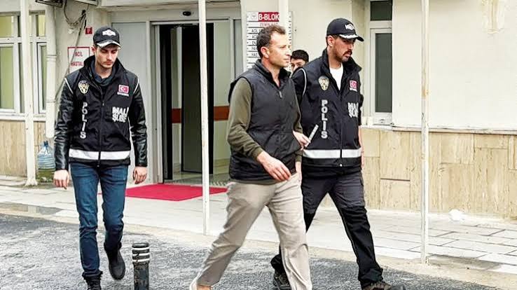 MHK Soruşturmasında Karar: Süper Lig Hakemi Yasin Kol ve Yardımcı Hakem Göktuğ Hazar Erel Tutuklandı 1 Yasin Kol hakkında şike ve teşvik primi iddiasıyla tutuklama kararı verildi.