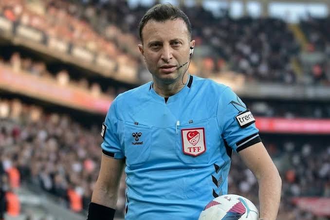 Türk futbolu şokta. Ünlü hakem Yasin Kol gözaltına alındı 2 Süper Lig hakemi Yasin Kol, MHK soruşturması kapsamında çeşitli suç iddialarıyla Trabzon'da gözaltına alındı.