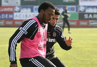 Beşiktaş 'lı Fernandes şampiyonluk için iddialı konuştu / Beşiktaş Haberleri 1 fernandes son maca kadar sampiyonlugu kovalayacaklarini soyledi futbolistan 20 ocak 2011