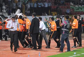 Olaylı Gaziantepspor-Bursaspor maçının faturası evsahibi ekibe kesildi!.. 1 g.antep bursa.olayli.mac.futbolistan