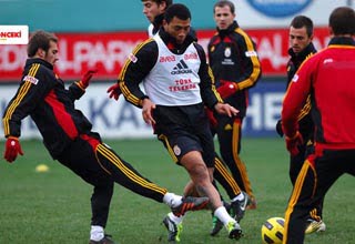 Baros, Neill, Kewell maç kadrosunda. Arda Turan ise alınmadı 1 galatasaray antrenman futbolistan
