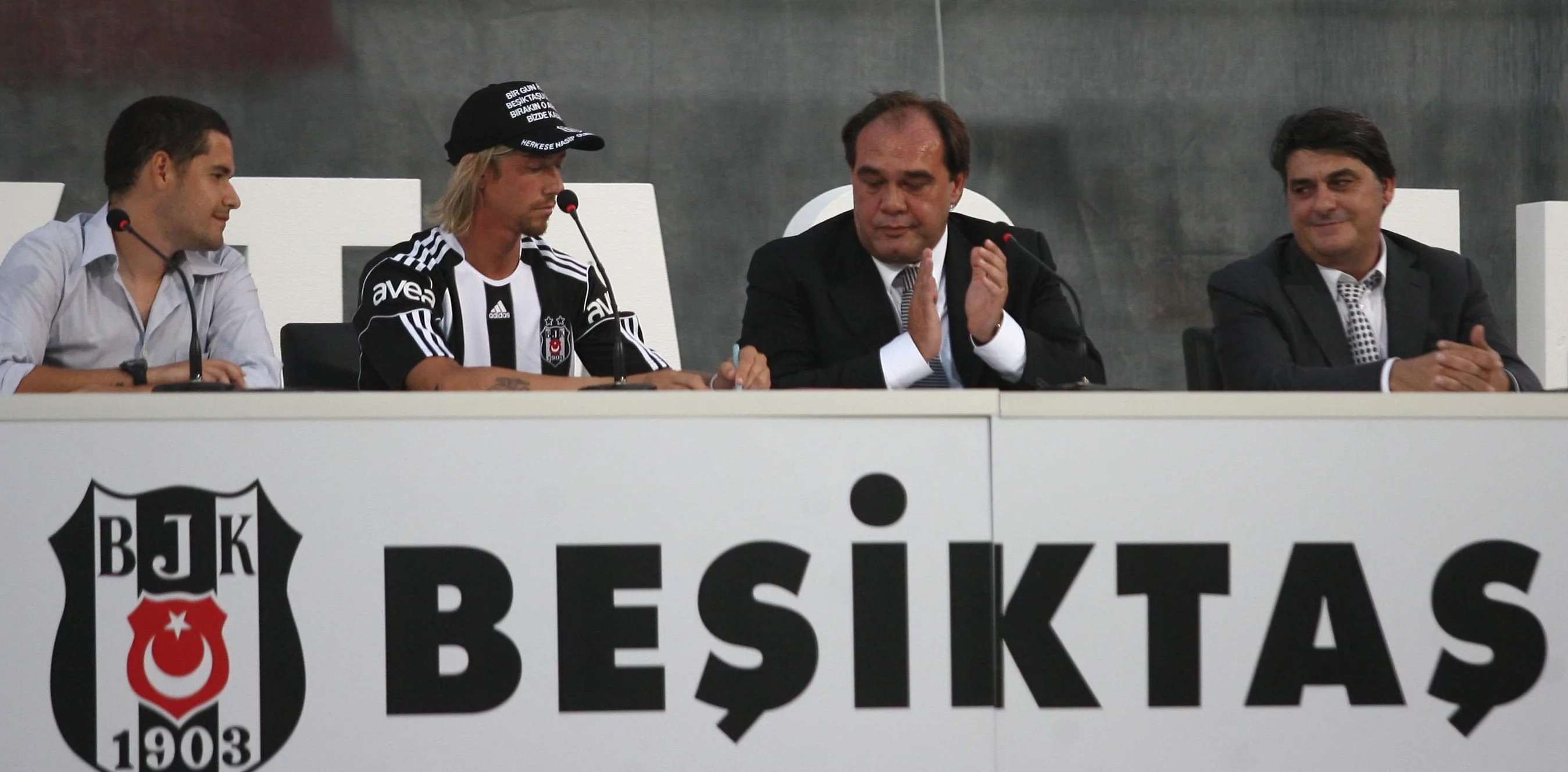 İspanyol yıldız Guti binlerce Beşiktaşlı'nın önünde imzayı attı 1 Guti
