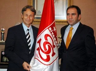 Muhsin Ertuğral imzaladı 1 muhsin ertugral sivas