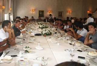 Beşiktaş Teknik Direktörü Bern Schuster futbolculara ve teknik heyete yemek verdi!.. 1 schusteryemek.4.27.09.yeni