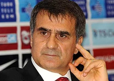 Şenol Güneş; Şampiyonluğa oynayan takımların maçı aynı gün olmalı 1 senol gunesten mac gunune tepki e1303135561120