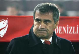 UEFA'dan Trabzonspor Teknik Direktörü Şenol Güneş'e övgü 1 senolgunese uefadan ovgu futbolistan 21 aralik 2010